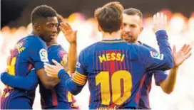  ?? AFP ?? El argentino Lionel Messi es felicitado por Jordi Alba, luego de anotar frente al Bilbao. A un lado, Dembélé.