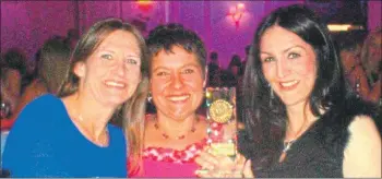  ??  ?? Lorraine Hewie, Pauline Reid and Anne Watts with the award.