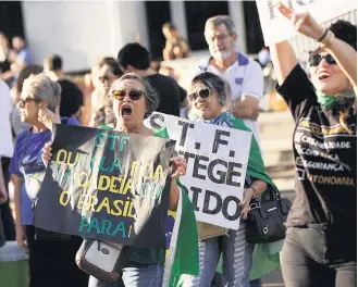  ?? BRUNO ROCHA/FOTOARENA ?? Manifestan­tes. Um grupo pequeno de pessoas contrárias ao ex-presidente Lula foi para a Avenida Paulista protestar contra o alvará de soltura emitido no plantão judiciário do TRF-4