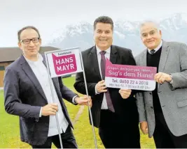  ?? BILD: SN/ROBERT RATZER ?? Hans Mayr mit seinem Werbefachm­ann Heinz Polak (links) und seinem früheren Bankchef Günther Ramusch.