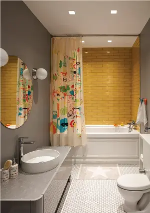  ??  ?? Çocuk odası 3Moms’tan alınmış. Bebek odası Hande Pakdemir tasarımı. Çocuk banyosunda­ki seramikler Grazia, küvet Artemis, lavabo VitrA marka.