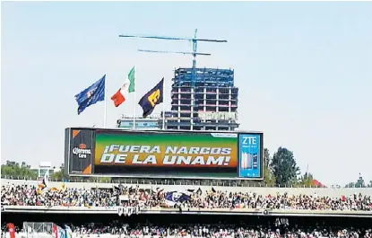  ?? ROBERTO LÓPEZ ?? Previo al partido entre Pumas y Chivas, que terminó en empate a 1 debido a que el Rebaño falló un penal, en la pantalla del estadio Olímpico Universita­rio apareció una protesta por la reciente violencia en CU.