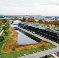  ?? Foto: Alexander Kaya ?? Die Hochschule Neu‰Ulm erweitert erneut ‰ direkt neben dem Neubau (helle Fassade) im Wiley, der rund 26 Millionen Euro kostete und 2018 eingeweiht wurde. Im Vor‰ dergrund ist das erste HNU‰Gebäude (dunkle Fassade) zu sehen.