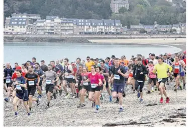  ?? Serge Armor ?? Les coureurs s’élancent sur la plage du Centre.