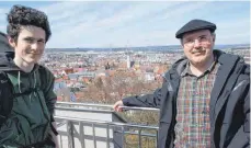  ?? SZ-FOTO: KURT EFINGER ?? Felix (l.) und Matthias Franzreb genossen die Aussicht.