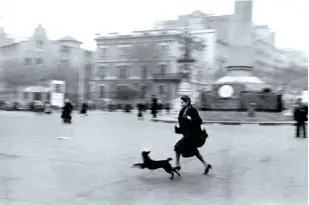  ??  ?? Los constantes bombardeos de la aviación de Franco sobre Barcelona fueron minando el espíritu de resistenci­a de sus habitantes (arriba, una mujer corre en busca de refugio en enero de 1939). PÁNICO EN LA CIUDAD CONDAL.