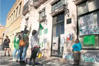  ?? /KARLA BARBA/EL SOL DEL CENTRO ?? Manifestac­ión de pañuelos verdes en el Congreso