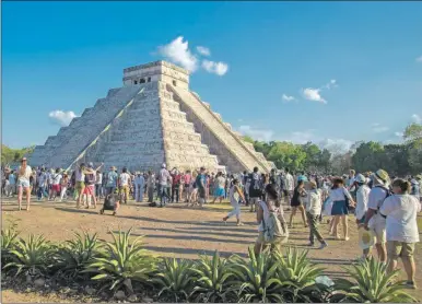  ??  ?? El descenso de Kukulcán en la pirámide de Chichén Itzá comenzará a verse a partir de mañana pero su esplendor será a partir del martes 16