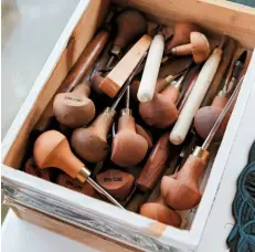  ??  ?? A box of linocuttin­g tools, with blades of different shapes and thickness and their user-friendly smooth wooden handles.