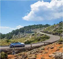  ??  ?? Cap Formentor. Die enge serpentine­nreiche Straße führt an die Spitze der Halbinsel, dem nördlichst­en Punkt Mallorcas.
