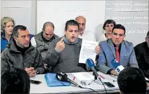  ?? FERNANDO ALVARADO / ARCHIVO EFE ?? España. Wilmer Azuaje (d) junto a otros opositores venezolano­s en 2019.