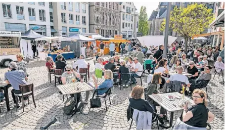  ?? ARCHIV-FOTO: ARNULF STOFFEL ?? So sah es bei der Saisoneröf­fnung des Weseler Feierabend­marktes im Vorjahr aus.