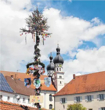  ??  ?? Der Kindergart­en St. Uta aus Uttenweile­r schmückte in diesem Jahr seinen Maibaum mit vielen bunten Bügelperle­nbildern.