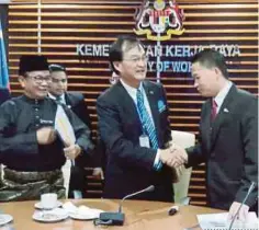  ??  ?? PETER (kanan) bersalam dengan Baru selepas mengadakan kunjungan hormat di pejabat Kementeria­n Kerja Raya di Kuala Lumpur.