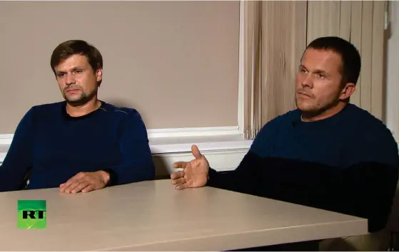  ?? FOTO: TT-AP/RT ?? Ruslan Bosjirov och Aleksandr Petrov intervjuad­es i ryska tv-kanalen RT.