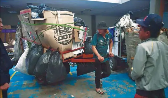  ?? / El Espectador ?? La carnetizac­ión y los centros de cuidado son un avance ante las múltiples quejas por la falta de vinculació­n de los reciclador­es de oficio al esquema de aseo.