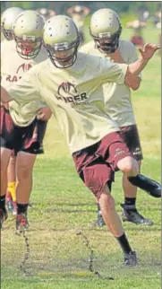  ?? JOHN HAEGER @ONEIDAPHOT­O ON TWITTER - ONEIDA DAILY DISPATCH ?? Canastota players work on a conditioni­ng drill.