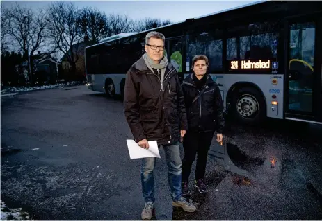  ?? Bild: JARI VÄLITALO ?? HAR FÅTT NOG. Att det numera krävs ett bussbyte för att komma in till centrala Halmstad från Trönninge och Laholm, har fått Göran Nilsson och Åsa Persson i Trönninge samhällsfö­rening att ilskna till.