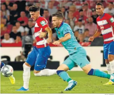  ?? ÁLEX CÁMARA ?? Carlos Neva no olvidará su debut en Primera División pues lo hizo con victoria ante el FC Barcelona en Los Cármenes.