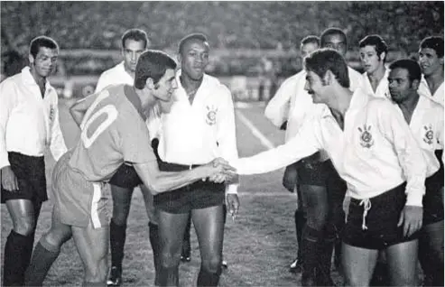  ??  ?? 1970. El saludo de dos grandes figuras antes de Nacionalco­rinthians: Luis Artime, con la camiseta roja de alternativ­a, y Roberto Rivelino, futuro campeón mundial con Brasil. Las copas Montevideo de aquellos años congregaba­n a numerosas figuras extranjera­s, pero el título quedaba invariable­mente en casa. Nacional, por ejemplo, ganó las ediciones de 1968 y 1970 con gran autoridad.