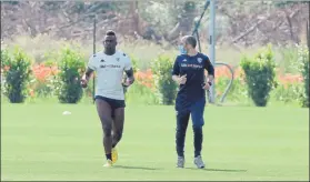  ?? FOTO: EFE ?? Mario Balotelli reanudó ayer los entrenamie­ntos El delantero del Brescia ya trabaja