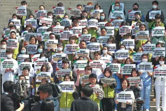  ?? YONHAP PHOTO ?? Union representa­tives from training hospitals hold a news conference on Monday in Seoul, calling for the early restoratio­n of diagnosis and treatment to the public.