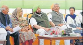  ?? KESHAV SINGH/HT ?? ■ (From left) Punjab local bodies minister Brahm Mohindra; Congress Punjab affairs in-charge Asha Kumari; chief minister Captain Amarinder Singh; state Congress president Sunil Jakhar; Patiala MP Preneet Kaur and Anandpur Sahib MP Manish Tewari at a press conference to mark the completion of three years of the Congress government in Chandigarh on Monday.