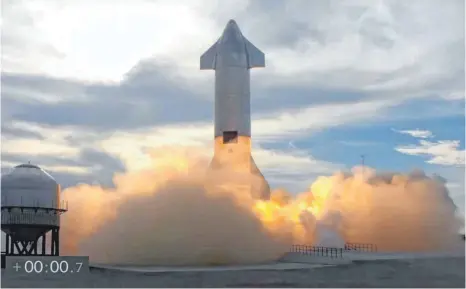  ?? FOTO: SPACEX/IMAGO IMAGES ?? Die Landung glückte der SN-10 noch, aber danach explodiert­e die SpaceX-Rakete.