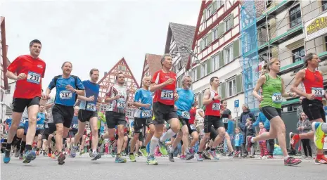  ?? FOTOS: THOMAS WARNACK ?? Das Starterfel­d des Zehn-Kilometer-Hauptlaufs – am Ende geht Thorsten Banzhaf als Erster durchs Ziel.