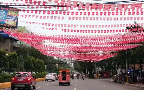  ?? ALDO NELBERT BANAYNAL ?? Cebu City streets are now spiced up with buntings ahead of the Sinulog Grand Parade on Sunday.