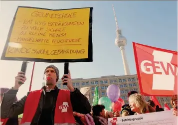  ?? ADAM BERRY/EPA ?? Platea di 3,3 milioni. L’accordo salariale riguarda 15 Länder (nella foto la protesta dei dipendenti pubblici durante lo sciopero a Berlino del 27 febbraio)