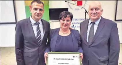  ??  ?? OPG Jasminke Zadravec osvojio je zlatnu plaketu za mladi kozji sir u bučinom ulju i srebro za mladi sir