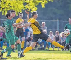  ?? FOTO: VOLKER STROHMAIER ?? Filippo Pezzuto (rechts) hofft mit der SG Altheim/Schemmerbe­rg auf die Rückkehr in die Kreisliga A II.