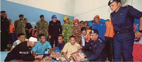  ?? [FOTO HAIRUL ANUAR RAHIM /BH] ?? Mohd Khalil (dua dari kanan) beramah mesra dengan mangsa banjir pada majlis perasmian penutup Program Latih Amal Ex-banjir 2018 di Dewan Serbaguna Kampung Sungai Melayu, Gelang Patah, semalam.