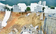  ??  ?? El pasado 22 de noviembre, la construcci­ón de la Torre Vía, en Monterrey, ocasionó el desplome de casas aledañas y la muerte de dos personas.