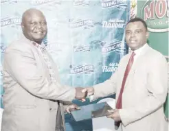  ??  ?? FILE PHOTO: Zambian Breweries Director of Corporate Affairs Ezekiel Sekele (left) and Lusaka Province Liquor Traders Associatio­n President David Nseluka agree an MOU to encourage responsibl­e drinking.