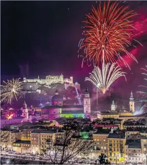  ?? BILD: SN/SN/SALZBURG TOURISMUS/BREITEGGER ?? Silvesterf­euerwerk über der Stadt Salzburg.