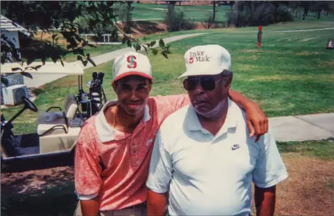  ??  ?? Den unge, fremstorme­nde Tiger Woods med faderen, Earl Woods, i et af de mange arkivklip i den dokumentar­iske miniserie
“Tiger”, der stiller skarpt på Woods’ vej til toppen og fald mod bunden. Foto: HBO Nordic