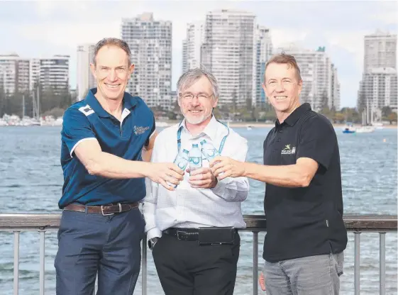  ?? Picture: RICHARD GOSLING ?? Physiother­apist Richard Newton and Dr Brent Richards with Gold Coast Marathon general manager Cameron Hart.