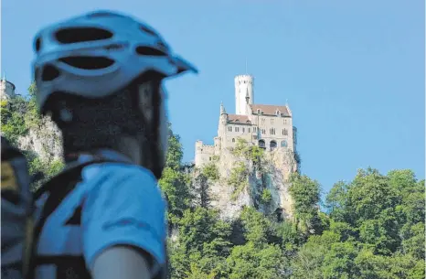  ?? FOTO: GERD EISENSCHIN­K ?? Die Tourismus-Akteure der Schwäbisch­en Alb prüfen, ob auch sie zukünftig ihren Übernachtu­ngsgästen kostenlose Zusatzserv­ices mit Hilfe einer Gästekarte anbieten können. Auf dem Bild ist das Schloss Lichtenste­in zu sehen.