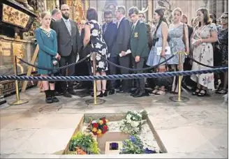  ??  ?? WESTMINSTE­R. Cientos de personas asistieron al entierro de las cenizas de Hawking en la abadía.