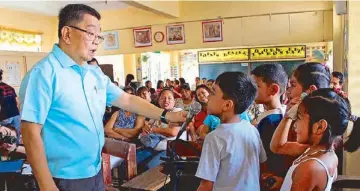  ??  ?? Students of Tomas Morato Elementary ask questions