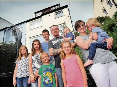  ?? Sean Hansford ?? ●» Stuart and Debbie Parkinson outside their new home with children (from left): Chloe, nine, Issy, 12, Edward, five, Charlie, 15, Ruby, six, Seth, 20 months, and Mollie, three