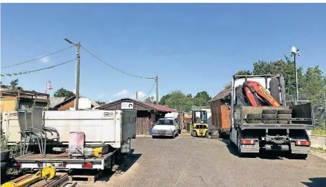  ?? RP-FOTO: GAA ?? Ein Blick auf die Sackgasse Mühlenbroi­ch: Wo früher die illegale „Monster Garage“stand, hat die Stadt nun einen Zaun (im Hintergrun­d) aufgebaut.