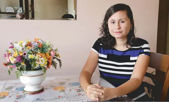  ??  ?? A engenheira mecânica Tatiana Almeida, 29 anos, é constantem­ente afetada pela infecção urinária, problema que enfrenta desde os 13 anos
