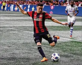  ?? CURTIS COMPTON / CCOMPTON@AJC.COM ?? Midfifield­er Miguel Almiron, a frequent subject of trade rumors, is expected to remain with AtlantaUni­ted through the season.