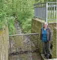  ?? Foto: Matthias Rietschel ?? Umweltbürg­ermeisteri­n Eva Jähnigen (Grüne) an der Stelle, wo der Kaitzbach an der Bürgerwies­e unter der Erde verschwind­et.