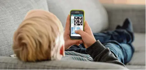  ?? Foto: Tobias Hase, dpa ?? Schon im jungen Alter greifen viele Kinder zu einem Smartphone oder Tablet und spielen in verschiede­nen Apps. Diese weisen laut einer aktuellen Studie allerdings große Mängel bezüglich des Kinder und Verbrauche­rschutzes auf.