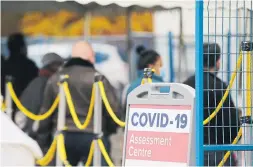  ?? RENE JOHNSTON TORONTO STAR ?? People line up at a COVID-19 assessment centre at Scarboroug­h General Hospital’s emergency bay on Monday.