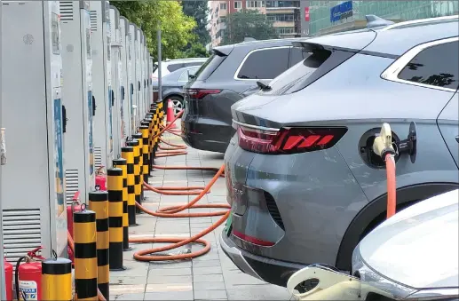  ?? ?? New energy cars are being charged at a station in north China’s Tianjin city. — IC